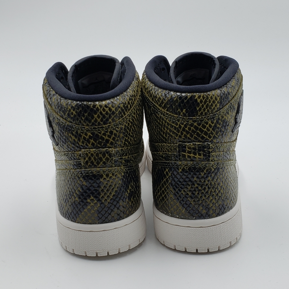 Womens Nike AIR JORDAN 1 RETRO HI PREMIUM Shoes - Picture 6 of 7